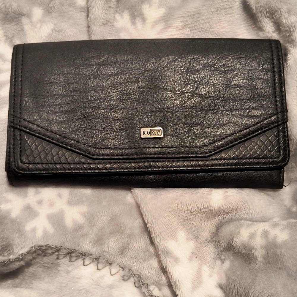 Roxy long wallet, back slip pocket, 6 card slots, snap closure. Oiled Age Zip